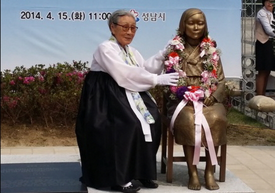 혹시, ‘평화의 소녀상’을 알고 계시나요?&nbsp; 
평화의 소녀상은 일본군 위안부 피해자를 추모하기 위한 동상으로 성남시청 광장에 일본군 위안부 피해자를 기리는 ‘평화의 소녀상’ 제막식이 4월 15일에 있었습니다. 
&nbsp; 
