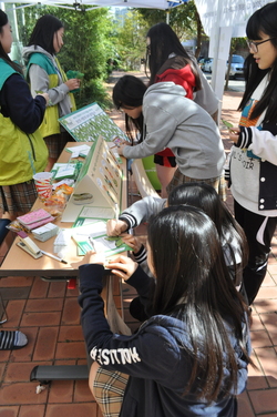 &nbsp;초록우산 어린이재단 중탑종합사회복지관(관장: 김종우)에서는 2014년 10월 16일(목)에 성남외국어고등학교에서 초록나누미 나눔바자회 및 나눔캠페인을 실시하고 10월 20일(월)에 후원금 전달식을 실시하였다.
&nbsp;
이번 행사는 청소년 나눔리더(이