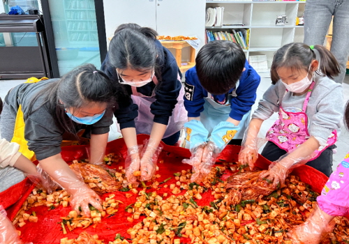 시립도담상대원동지역아동센터에서는 해마다 절기 행사의 일환으로 센터에서 일 년여간 급식으로 먹을 김장 김치를 아이들과 함께 담그는 행사를 진행했다.