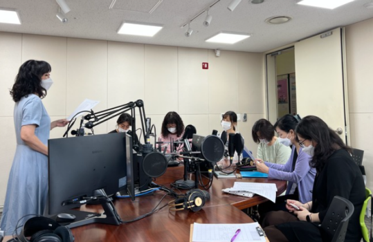 한솔종합사회복지관에서는 ‘한솔마을라디오 방송국(한마디)’을 제작진 교육을 진행하고 있다.