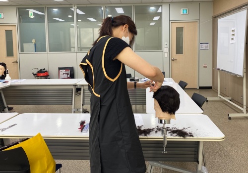 성남 도촌종합사회복지관(관장 이종민)은 장애인 자녀를 둔 보호자를 대상으로 이·미용 기술교육 프로그램인 ‘엄마 Salon’ 2기를 운영한다.