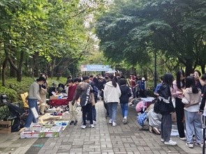함께크는 분당2마을에서는 지난 10월 14일(토) 앞구미공원길에서 90명의 플리마켓 참여자와 ‘환경지킴이 플리마켓’을 진행했다.