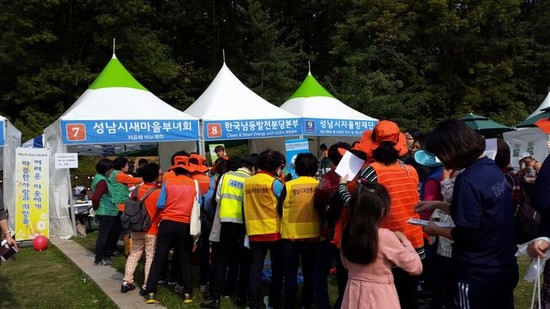 올해로 &#8203;17번째로 열린 성남시 자원봉사 박람회는 등록단체는 927개소 수요처는 556개소, 자원봉사자수는 258,923명으로 성남시 인구의 26%를 넘는 수치로...