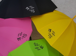 &nbsp;
시는 시청사 1층 종합민원실에 &lsquo;행복 나눔 우산&rsquo;을 비치해 오는 5월 1일부터 무료 대여 서비스를 편다.
위민 행정 차원에서 자체 제작한 우산이며, 수량은 130개다.
&nbsp;
행복나눔 우산을 빌려 가려면 대여 대장에 인적사항을 기록하