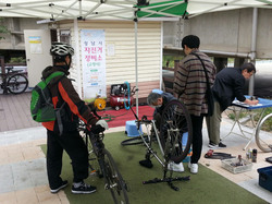 성남시는 올 상반기 고정식·이동식 자전거 정비소 운영 일정을 확정해 오는 3월 2일부터 6월 29일까지 운영한다.
&nbsp;






























정비 전문가(4명)를 포함한 지역공동체 일자리 사업 참여자 6명