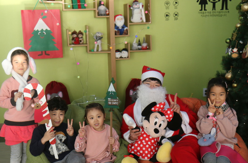 도촌종합사회복지관(관장 이종민)은 지난 19일(수) 지역 아동 및 가족 300명을 대상으로 2018 크리스마스 아동행사 ‘도촌랜드’를 진행하였다.