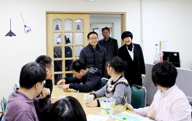 성남시 신임 복지국장(김선배)은 1월 9일(수), 지역사회 복지시설의 종사자들을 격려하기 위하여 성남시장애인종합복지관(관장 채정환, 이하 성남장복)에 방문하였다.