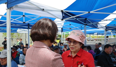 성남위례종합사회복지관 (관장 석춘지)에서는 2019년 5월 8일 어버이날을 맞이하여 사랑의 후원회(회장 김순희)와 함께 지역 내 어르신을 위한 기념행사를 진행하였다. 