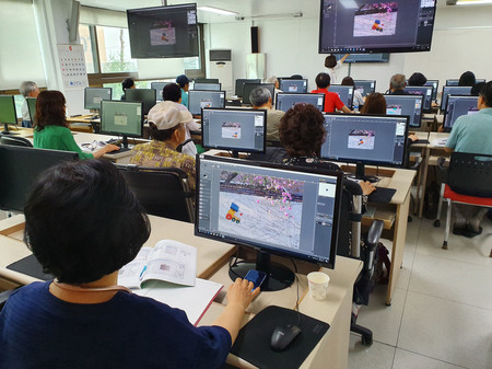 시민들이 집 가까운 곳에서 컴퓨터를 무료로 배울 수 있도록 구청, 도서관 등에서 오는 7월 1일부터 10월 4일까지 정보화 교육을 한다. 