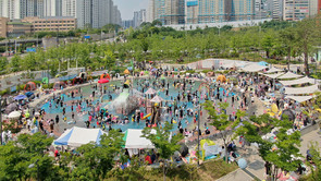 성남시는 오는 6월 24일 탄천 둔치와 공원, 주택가 놀이터에 조성한 20곳 물놀이장을 개장한다.