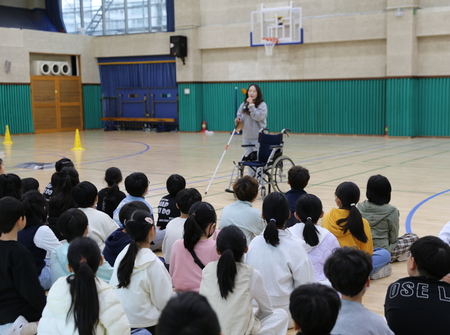 성남시장애인종합복지관은 “제44회 장애인의 날”을 맞이하여 지난 4월 3일(수) 도촌초등학교(성남)에서 4학년 160여명을 대상으로 장애인식개선교육을 하였다