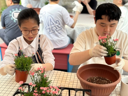 성남행복누리센터는 지난 4월부터 7월까지 매월 1회 성남시 율동생태학습원과 연계하여원예치료 프로그램을 총 4회기 진행하였다.